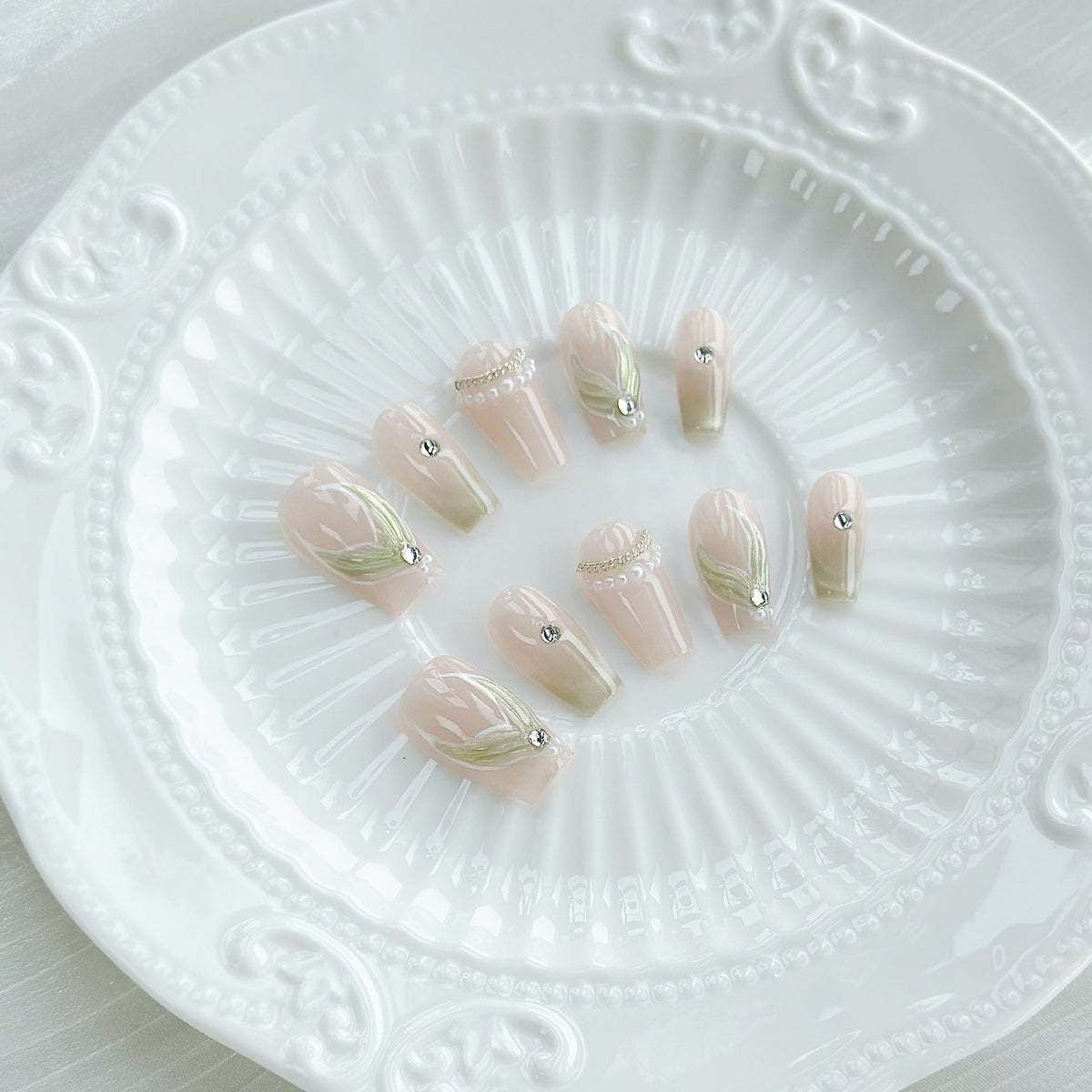 Luxuriöses Press-On-Nail-Art-Set mit floralen Details und Schmucksteinen