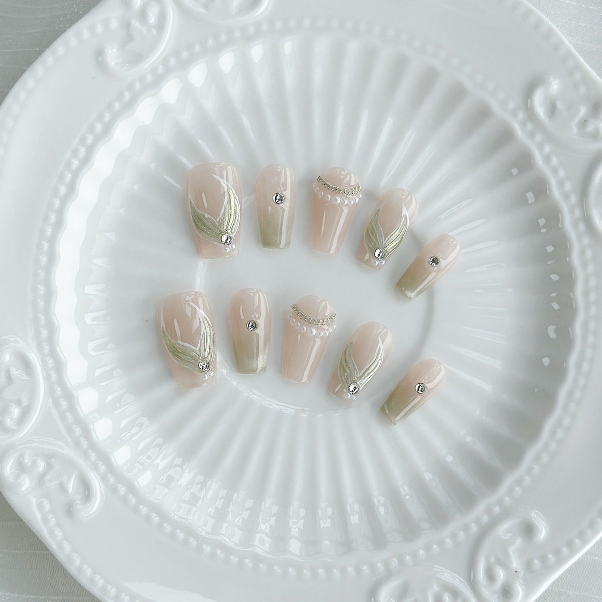 Luxuriöses Press-On-Nail-Art-Set mit floralen Details und Schmucksteinen