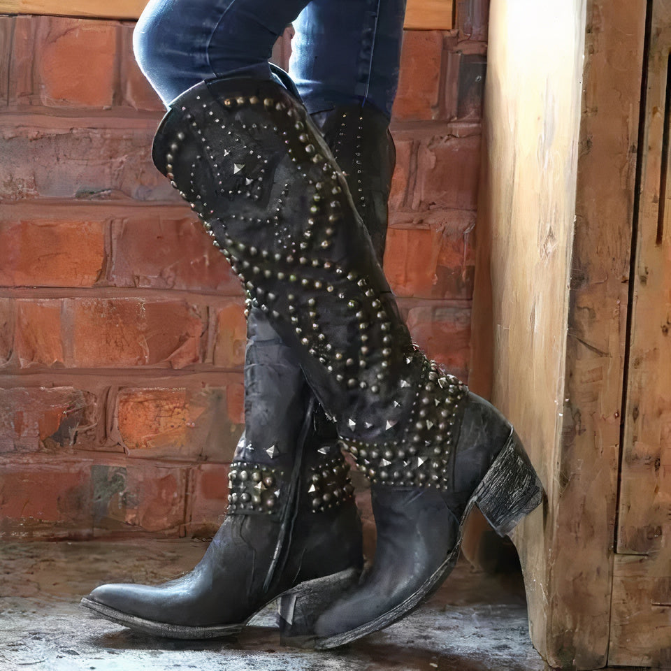 Markante hohe Stiefel aus Kunstleder im Used-Look mit Nietendetails, dickem Absatz und seitlichem Reißverschluss