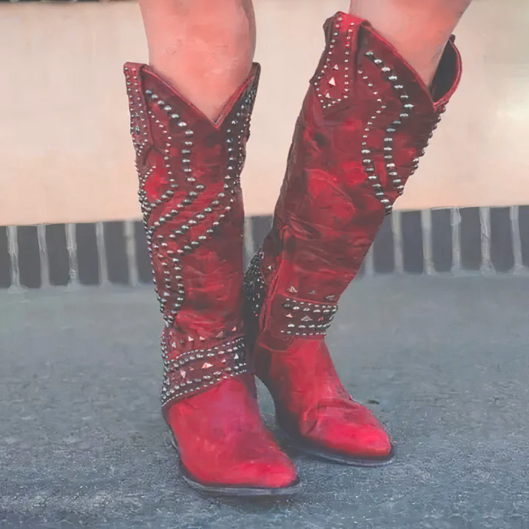Markante hohe Stiefel aus Kunstleder im Used-Look mit Nietendetails, dickem Absatz und seitlichem Reißverschluss