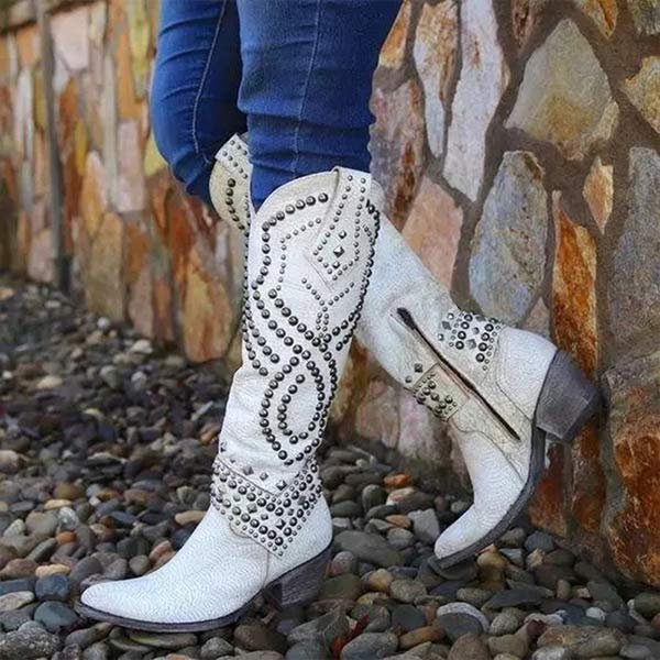 Markante hohe Stiefel aus Kunstleder im Used-Look mit Nietendetails, dickem Absatz und seitlichem Reißverschluss