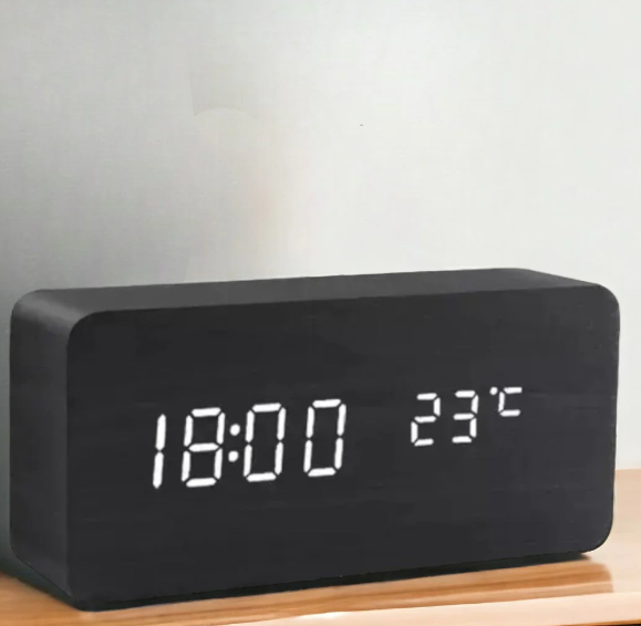 Minimalistische LED-Holzuhr mit Stil