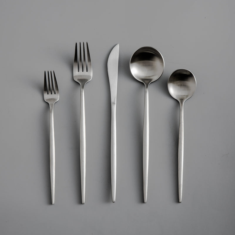 Minimalistisches 20-teiliges Besteckset aus hochwertigem Edelstahl in eleganter Ausführung – ideal für gehobenes Dinner und den täglichen Gebrauch in der modernen Küche