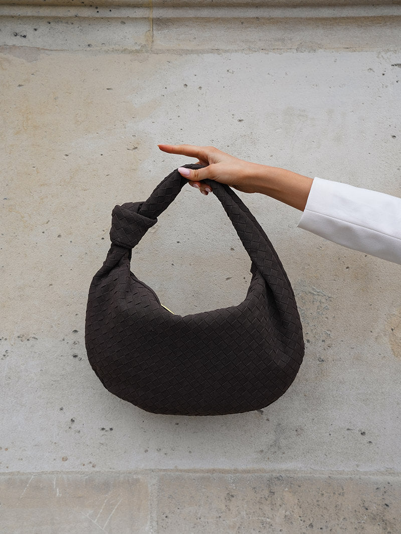 Mittelgroße geflochtene Tasche aus Wildlederimitat