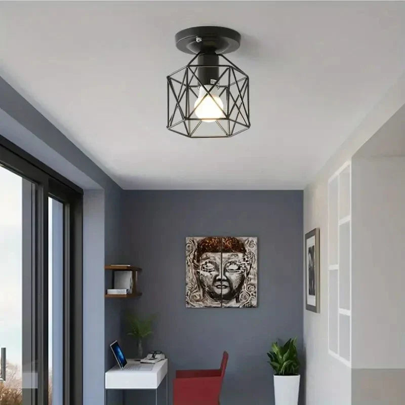 Moderne goldene Deckenleuchte im geometrischen Metallkäfig-Design