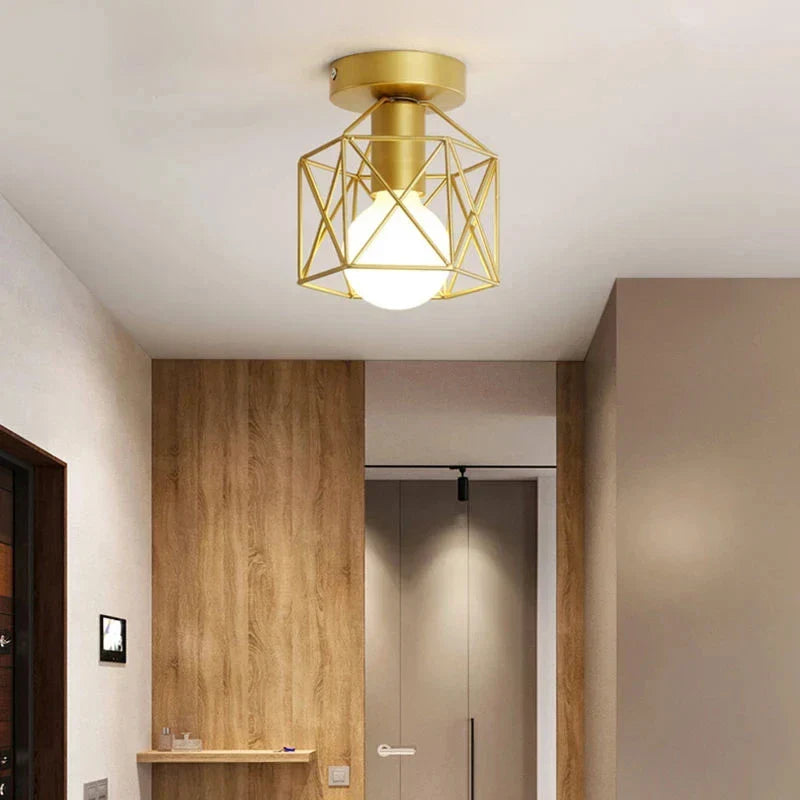 Moderne goldene Deckenleuchte im geometrischen Metallkäfig-Design