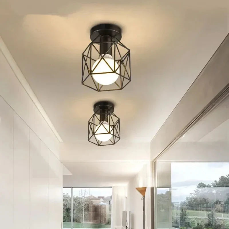 Moderne goldene Deckenleuchte im geometrischen Metallkäfig-Design