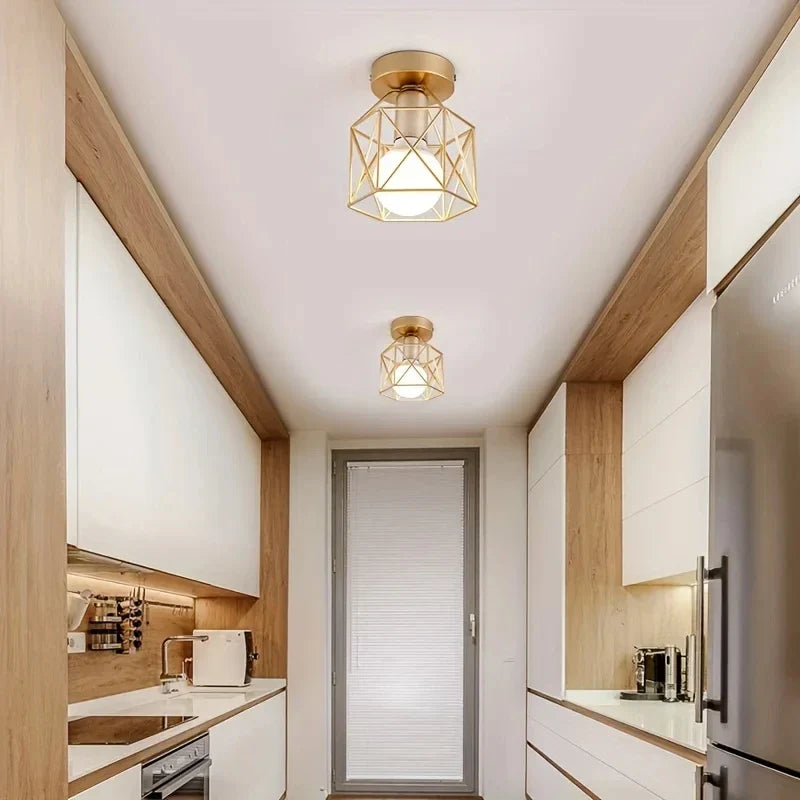 Moderne goldene Deckenleuchte im geometrischen Metallkäfig-Design