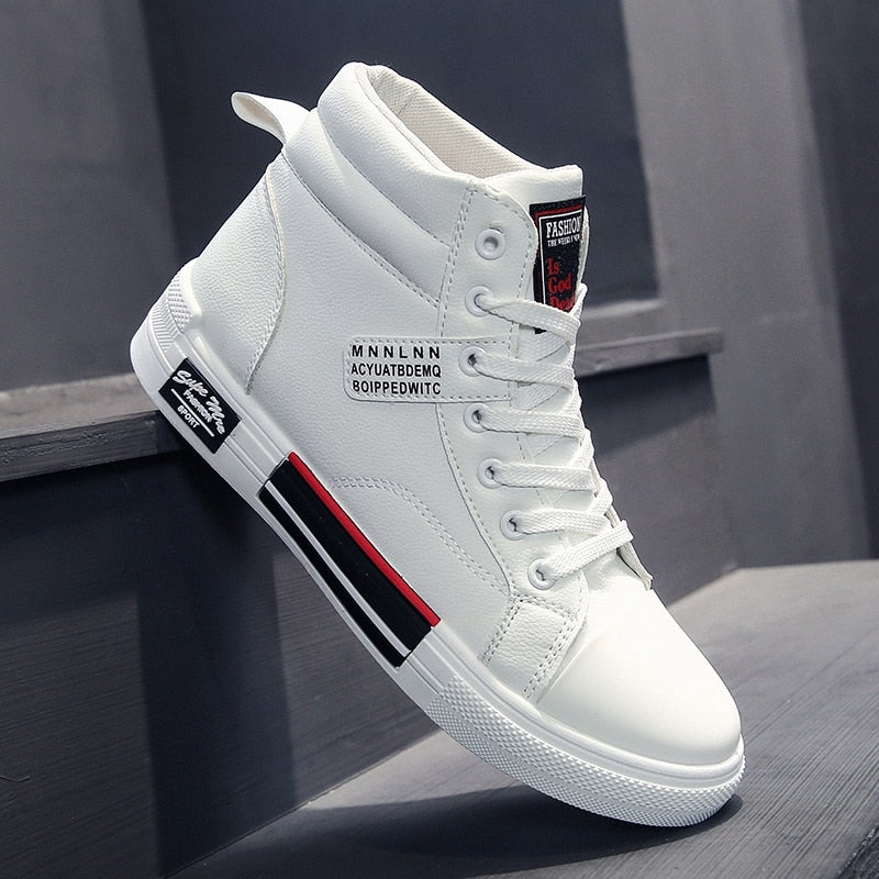 Moderne hohe Herrenschuhe für Herbst und Winter