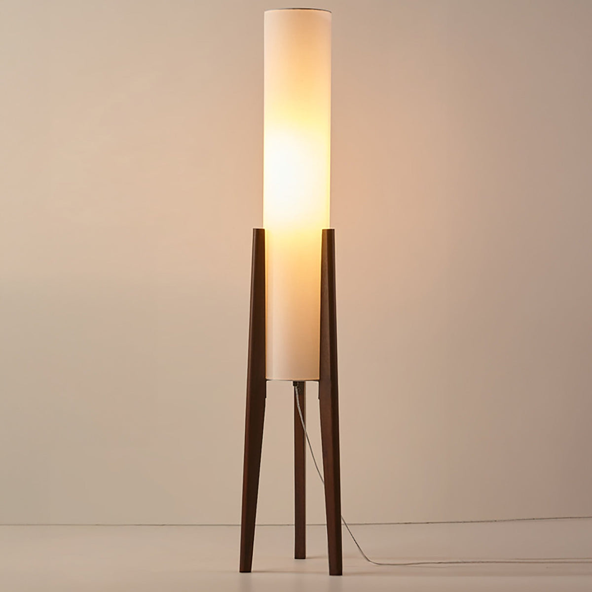 Moderne Retro-Stehleuchte aus Walnussholz – Kunstlampe
