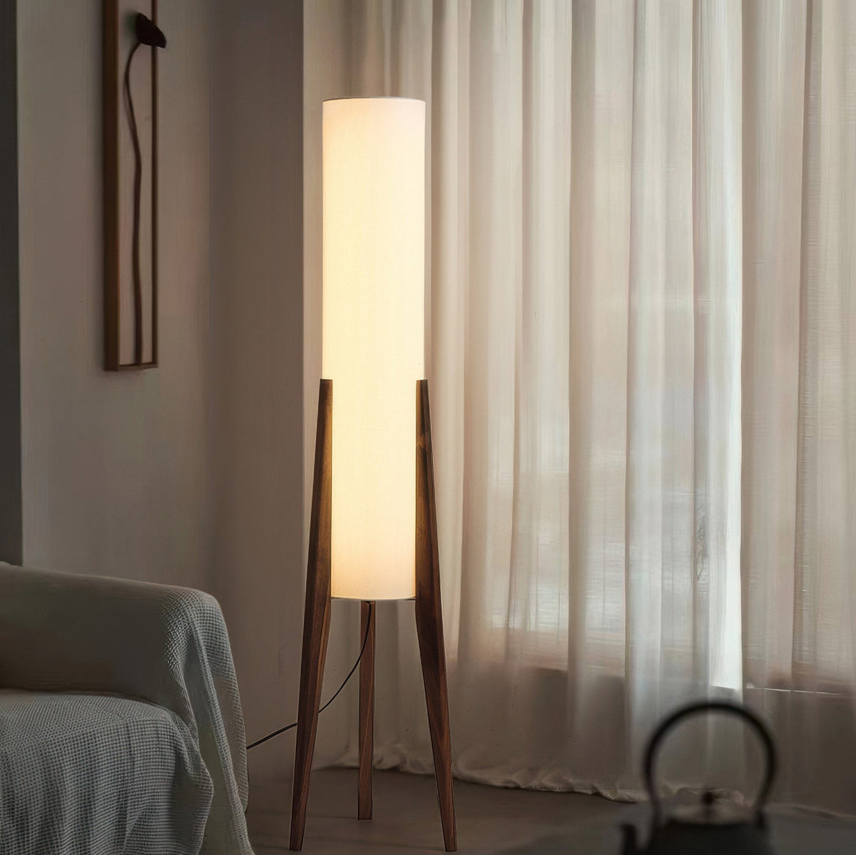 Moderne Retro-Stehleuchte aus Walnussholz – Kunstlampe