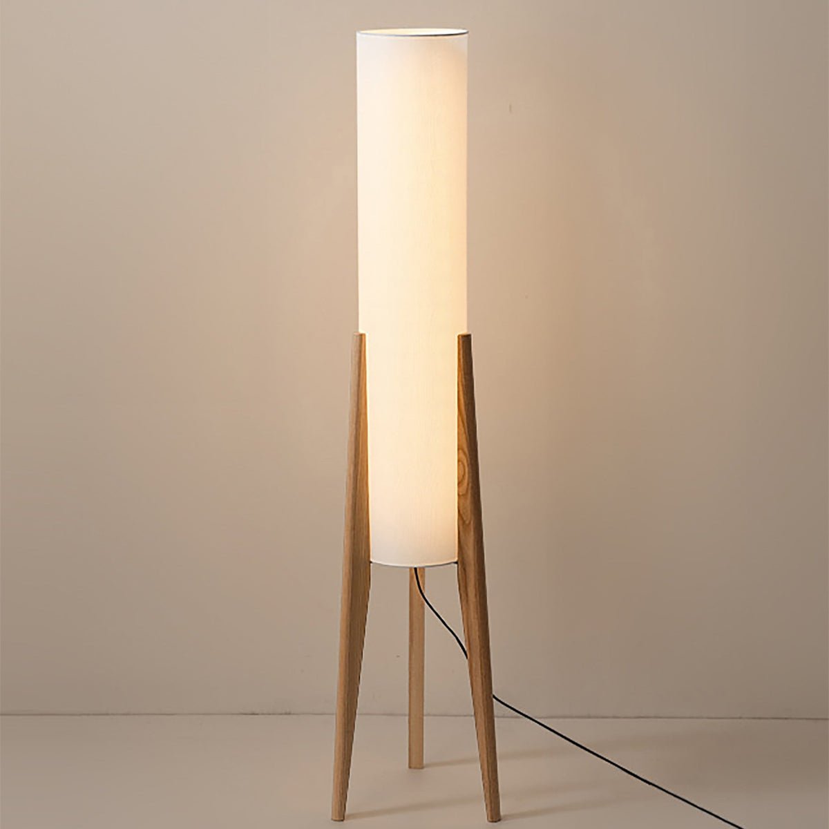Moderne Retro-Stehleuchte aus Walnussholz – Kunstlampe