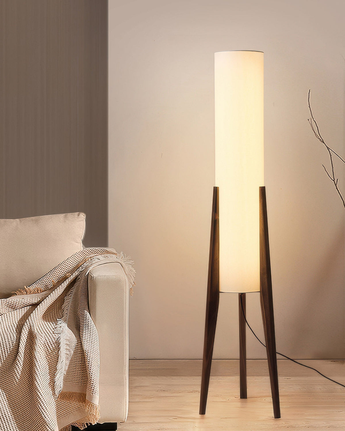 Moderne Retro-Stehleuchte aus Walnussholz – Kunstlampe