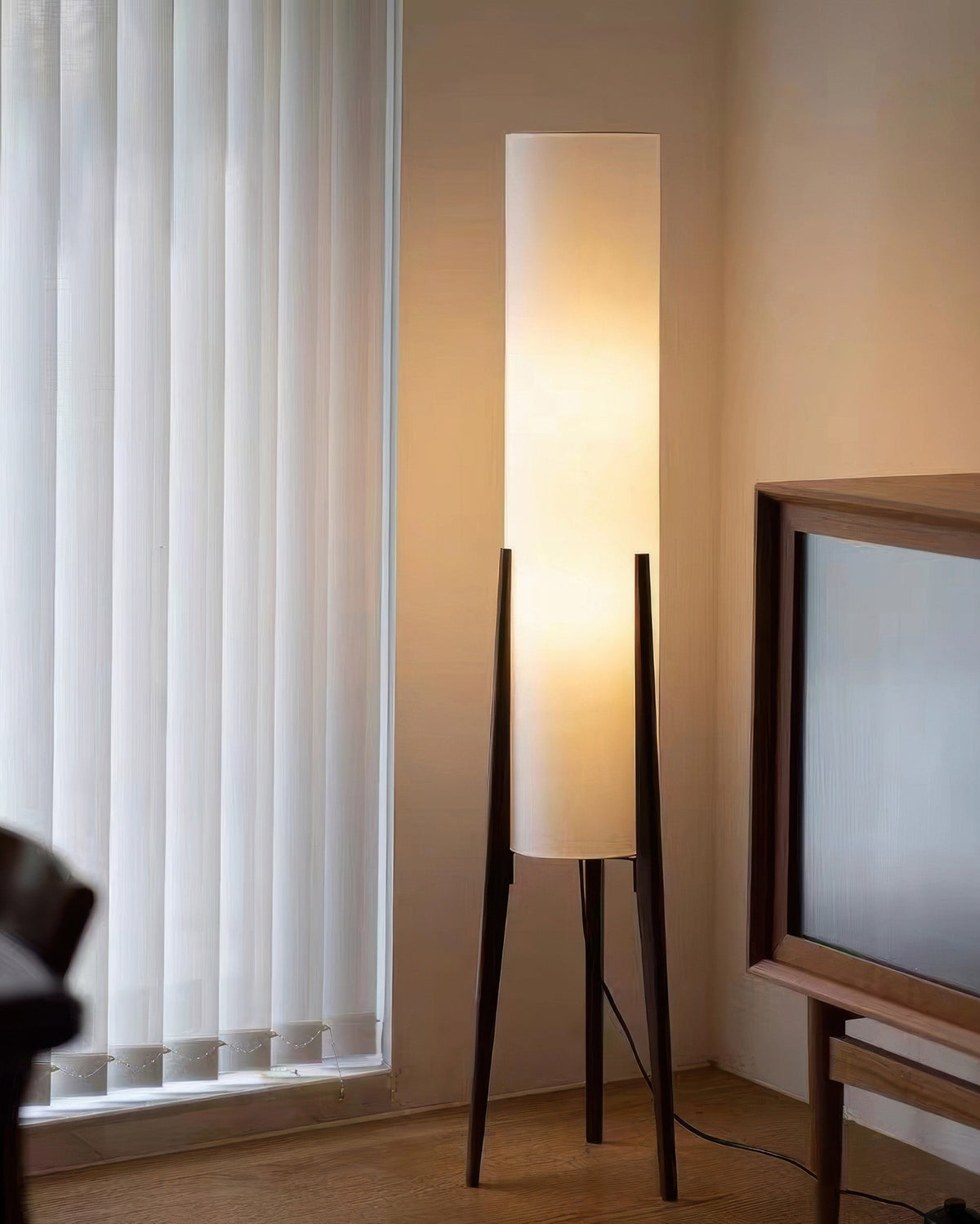 Moderne Retro-Stehleuchte aus Walnussholz – Kunstlampe