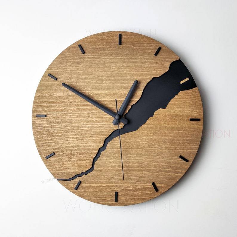Moderne Wanduhr aus Holz 30x30 cm – zeitloses Design für jedes Interieur aus hochwertigen Materialien