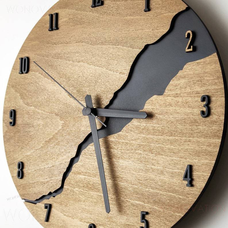 Moderne Wanduhr aus Holz 30x30 cm – zeitloses Design für jedes Interieur aus hochwertigen Materialien
