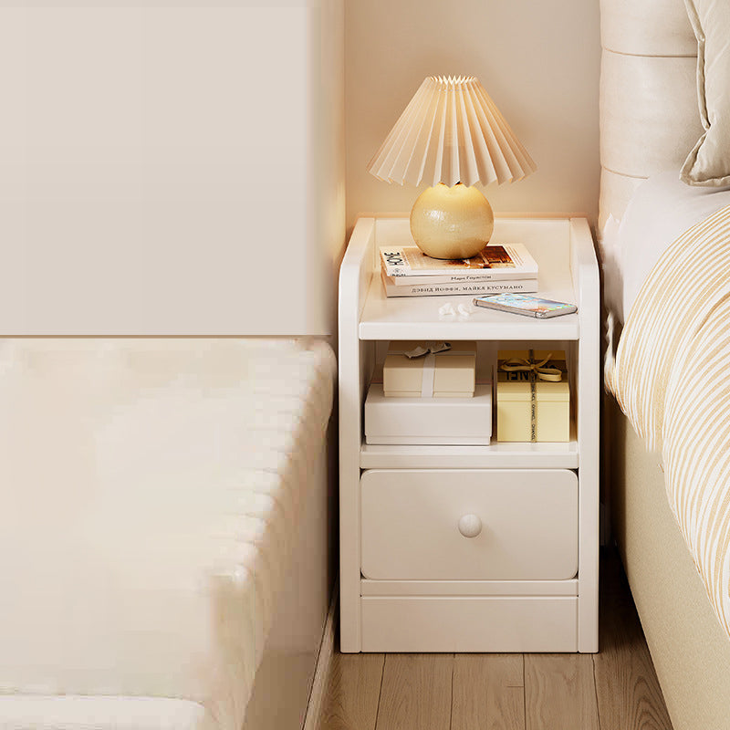 Moderner, minimalistischer Nachttisch aus Sperrholz fürs Schlafzimmer, rechteckig und platzsparend mit 1–2 Schubladen