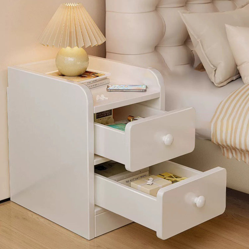 Moderner, minimalistischer Nachttisch aus Sperrholz fürs Schlafzimmer, rechteckig und platzsparend mit 1–2 Schubladen