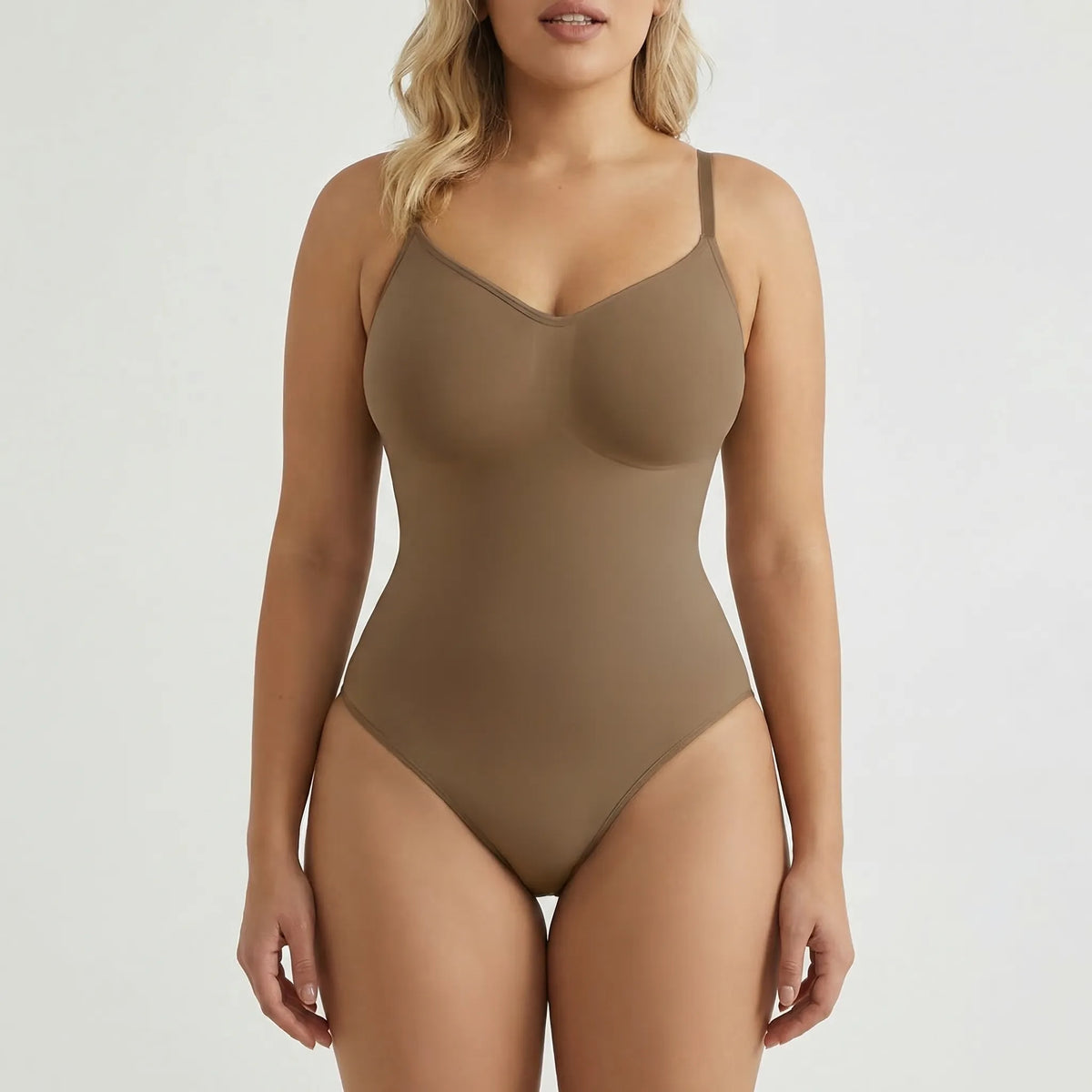 Nahtloser, figurbetonter Body mit Spaghettiträgern