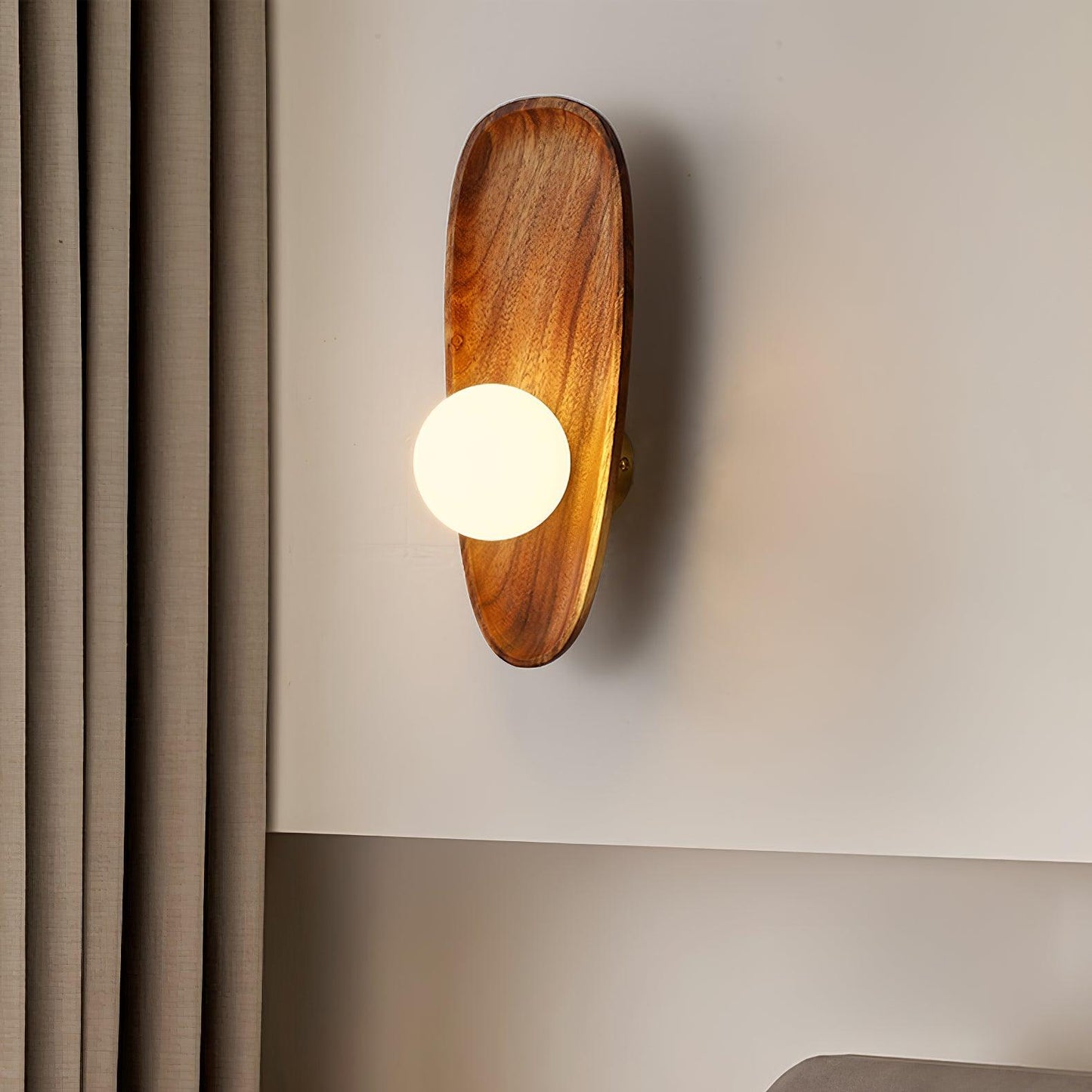 Nordisch-minimalistische LED-Wandleuchte mit Naturholz-Akzent