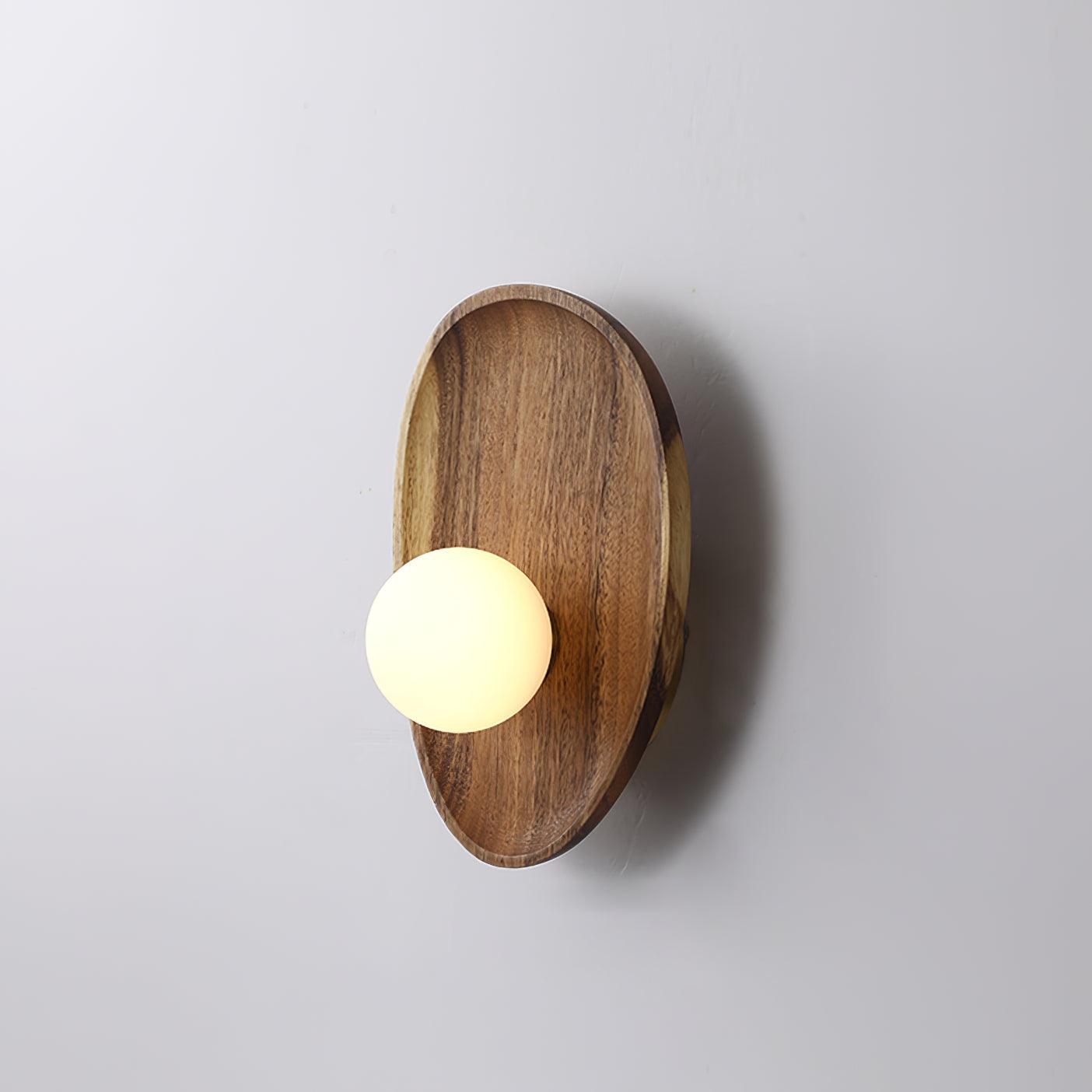 Nordisch-minimalistische LED-Wandleuchte mit Naturholz-Akzent