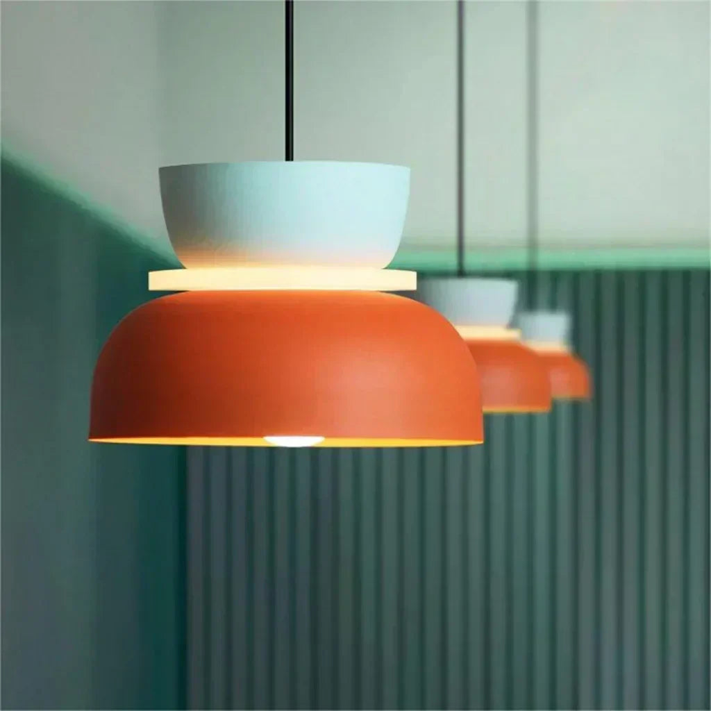 Nordische Pendelleuchte mit Color-Blocking-Akzent und Schirm in Acrylschale für Küche oder Essbereich