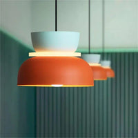 Nordische Pendelleuchte mit Color-Blocking-Akzent und Schirm in Acrylschale für Küche oder Essbereich