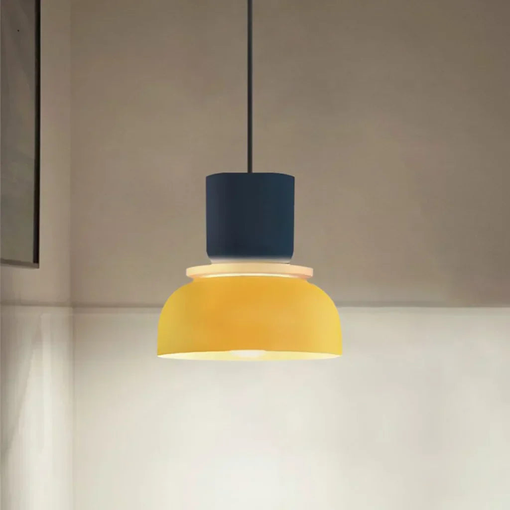 Nordische Pendelleuchte mit Color-Blocking-Akzent und Schirm in Acrylschale für Küche oder Essbereich