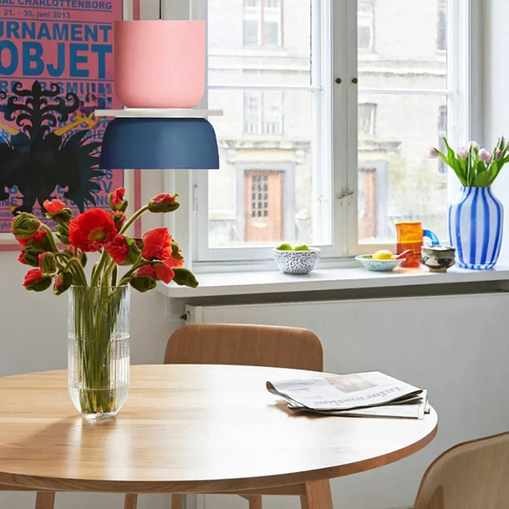 Nordische Pendelleuchte mit Color-Blocking-Akzent und Schirm in Acrylschale für Küche oder Essbereich