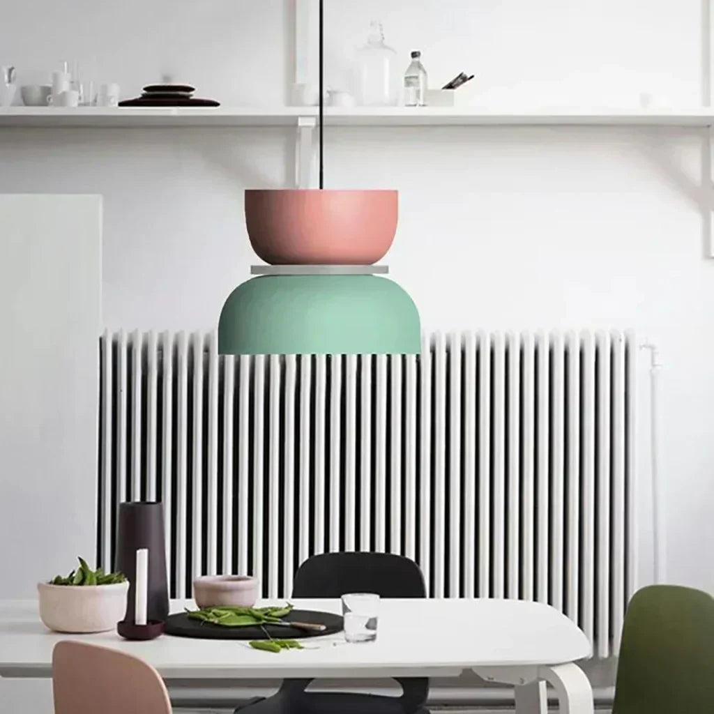 Nordische Pendelleuchte mit Color-Blocking-Akzent und Schirm in Acrylschale für Küche oder Essbereich