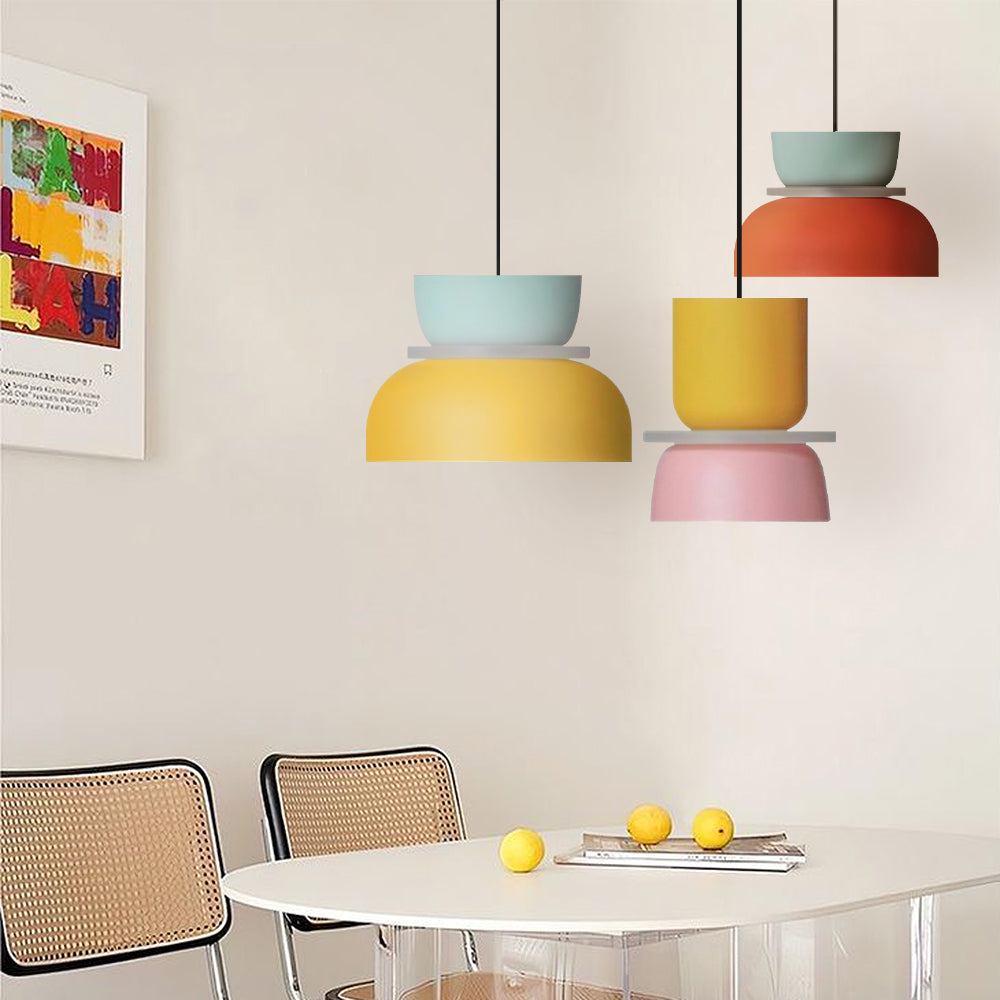 Nordische Pendelleuchte mit Color-Blocking-Akzent und Schirm in Acrylschale für Küche oder Essbereich
