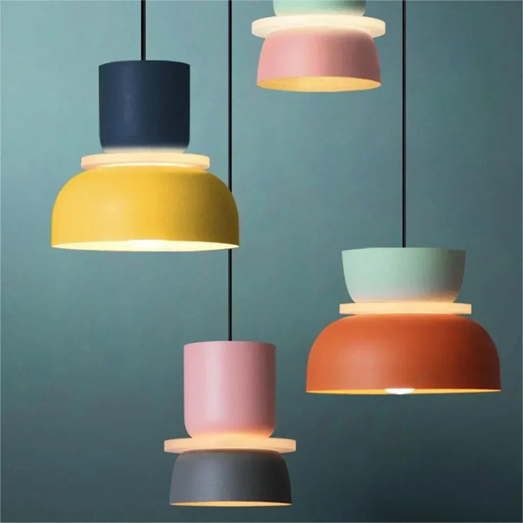 Nordische Pendelleuchte mit Color-Blocking-Akzent und Schirm in Acrylschale für Küche oder Essbereich