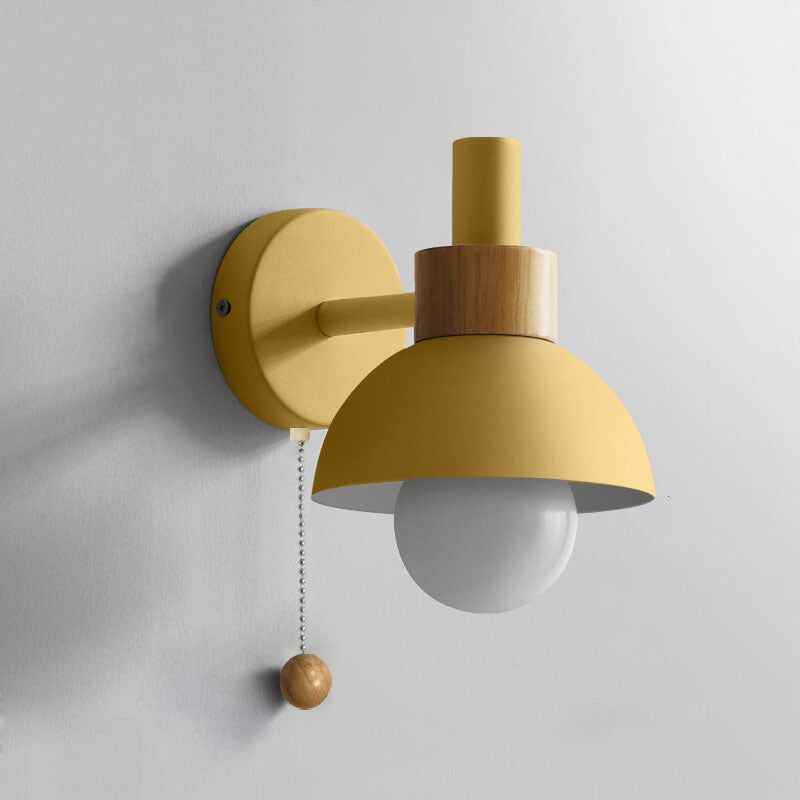 Nordische Wandleuchte mit Holzakzent | Minimalistische Leuchte mit Zugschalter