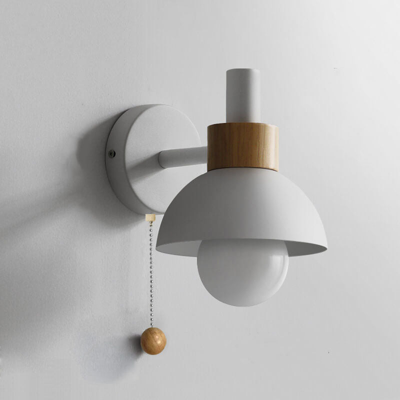 Nordische Wandleuchte mit Holzakzent | Minimalistische Leuchte mit Zugschalter