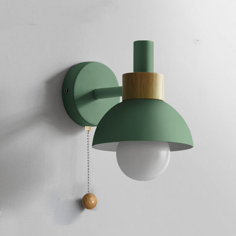 Nordische Wandleuchte mit Holzakzent | Minimalistische Leuchte mit Zugschalter