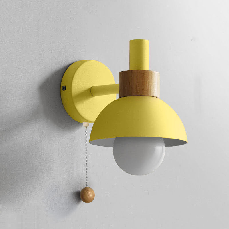 Nordische Wandleuchte mit Holzakzent | Minimalistische Leuchte mit Zugschalter
