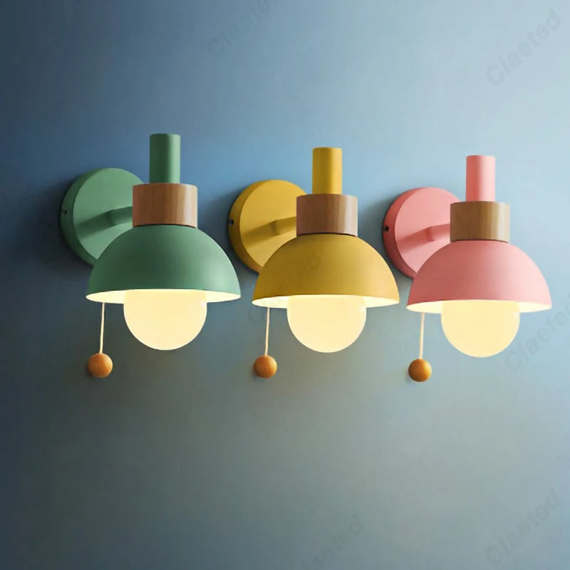 Nordische Wandleuchte mit Holzakzent | Minimalistische Leuchte mit Zugschalter