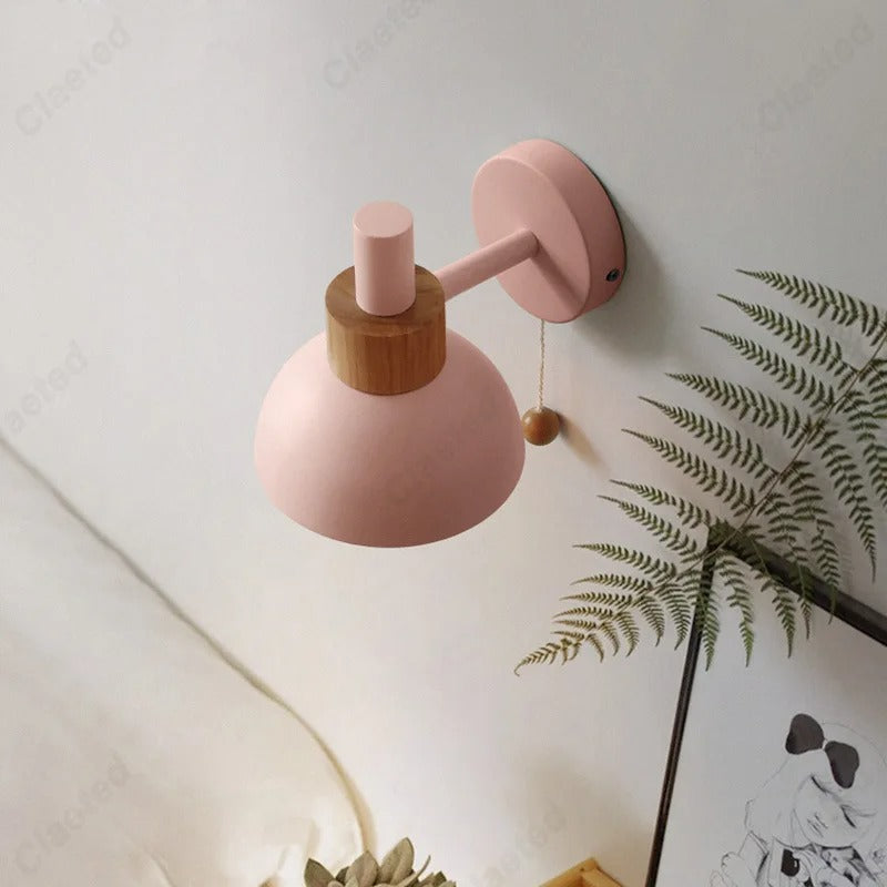 Nordische Wandleuchte mit Holzakzent | Minimalistische Leuchte mit Zugschalter