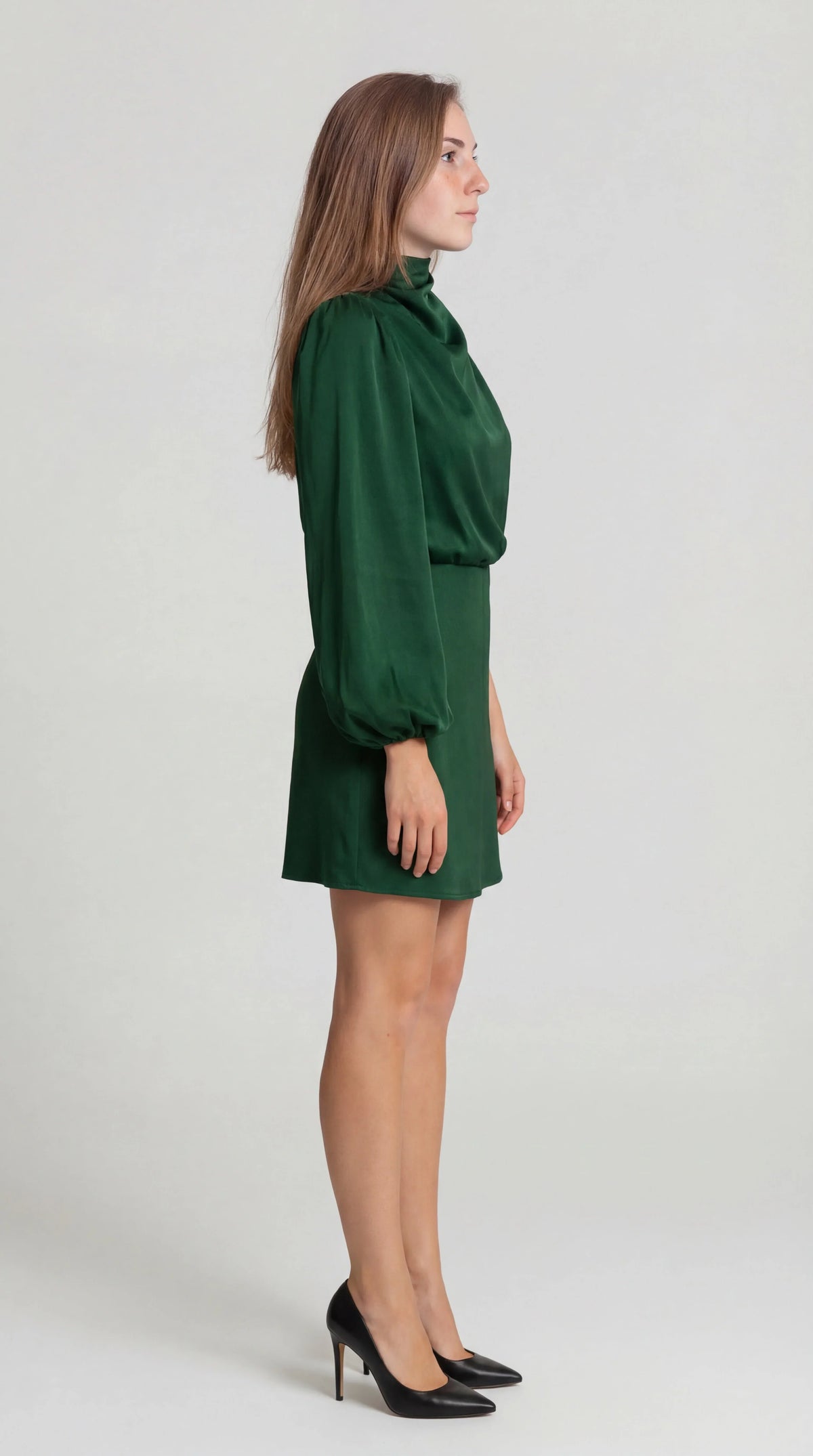 One-Shoulder-Minikleid in Satin-Optik mit asymmetrischem langem Ärmel