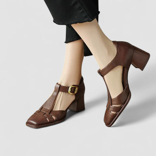 Orthopädische Pumps mit T-Riemen