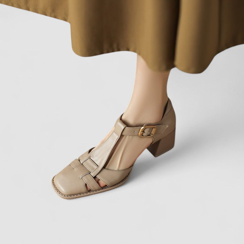 Orthopädische Pumps mit T-Riemen