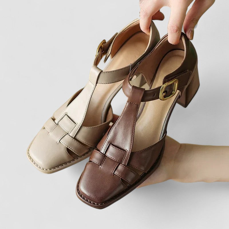 Orthopädische Pumps mit T-Riemen