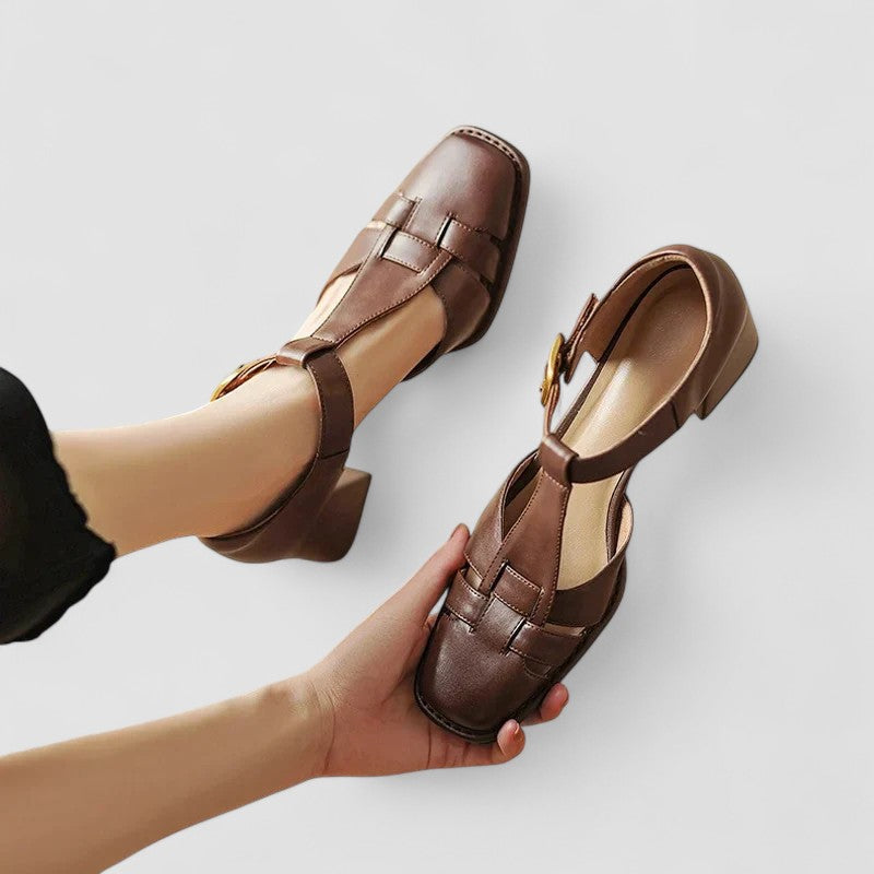 Orthopädische Pumps mit T-Riemen