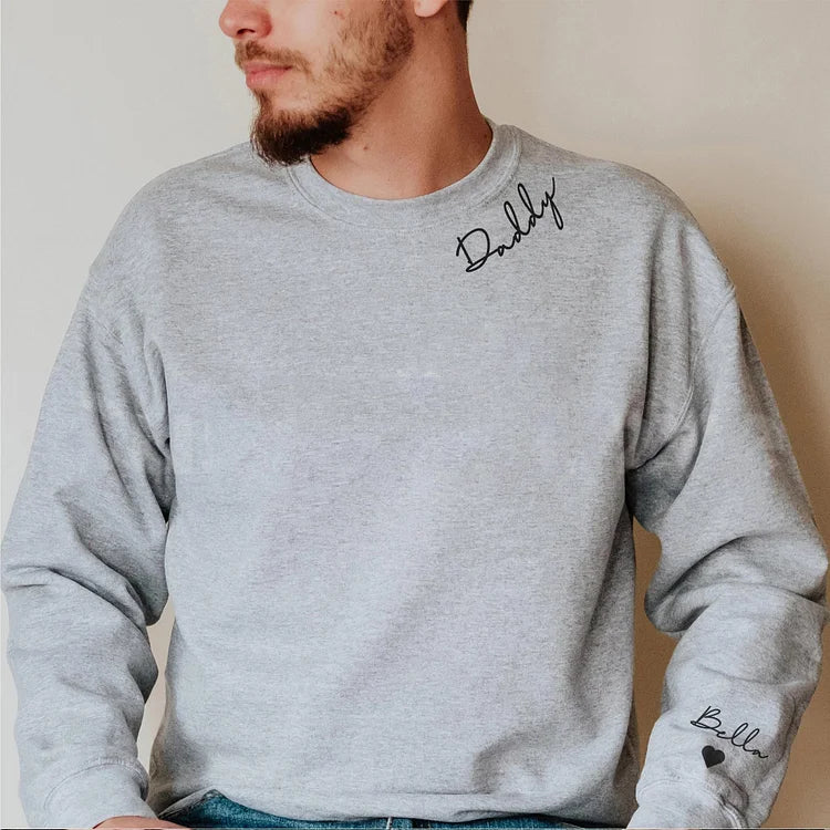 Personalisierbarer Hoodie mit Namen auf dem Ärmel