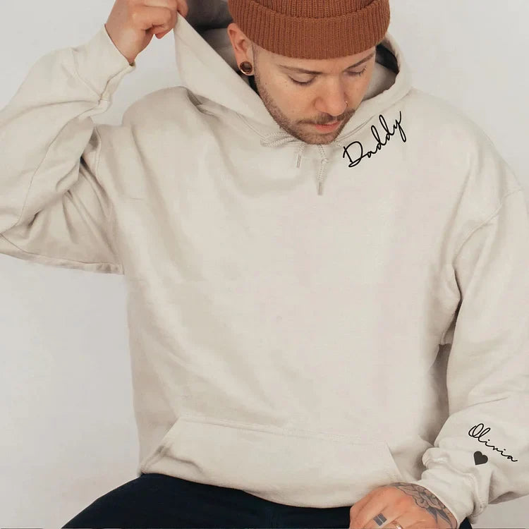 Personalisierbarer Hoodie mit Namen auf dem Ärmel