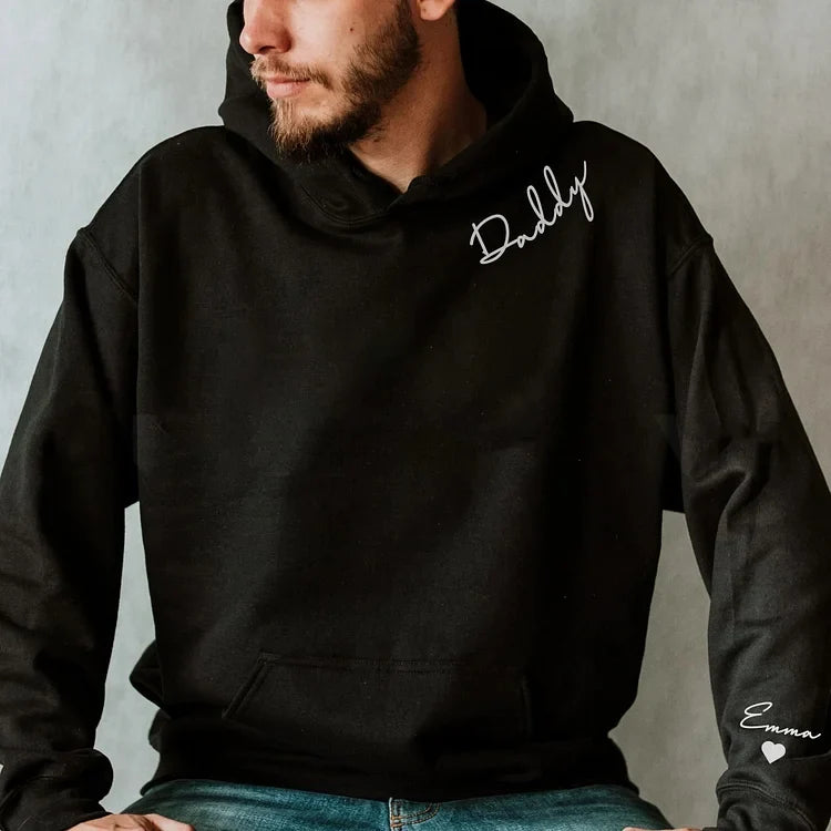 Personalisierbarer Hoodie mit Namen auf dem Ärmel