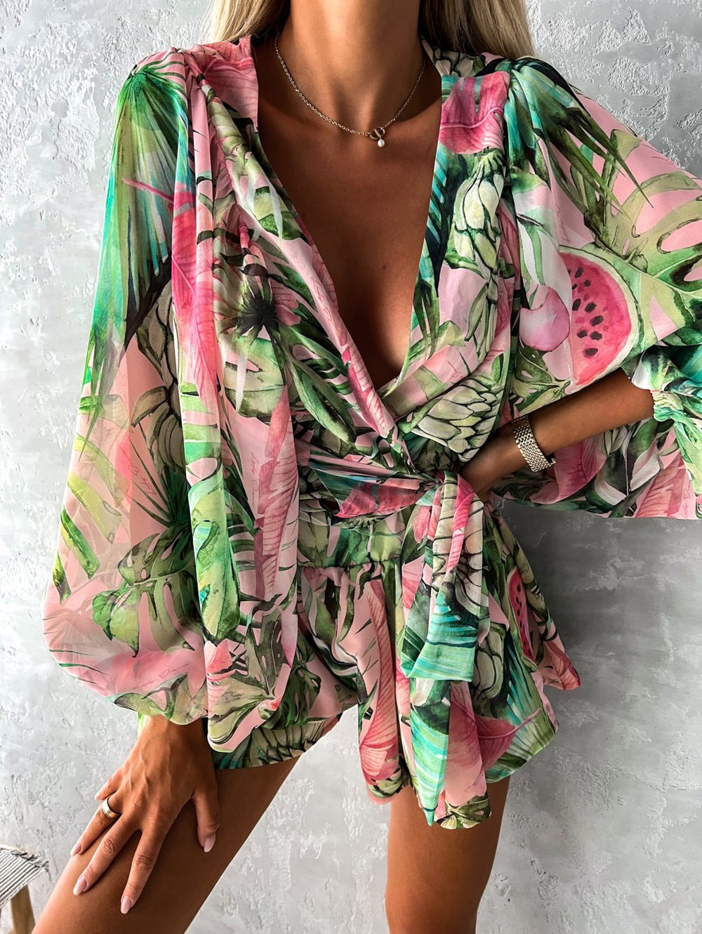 Playsuit mit Tropen-Print im sommerlichen Stil