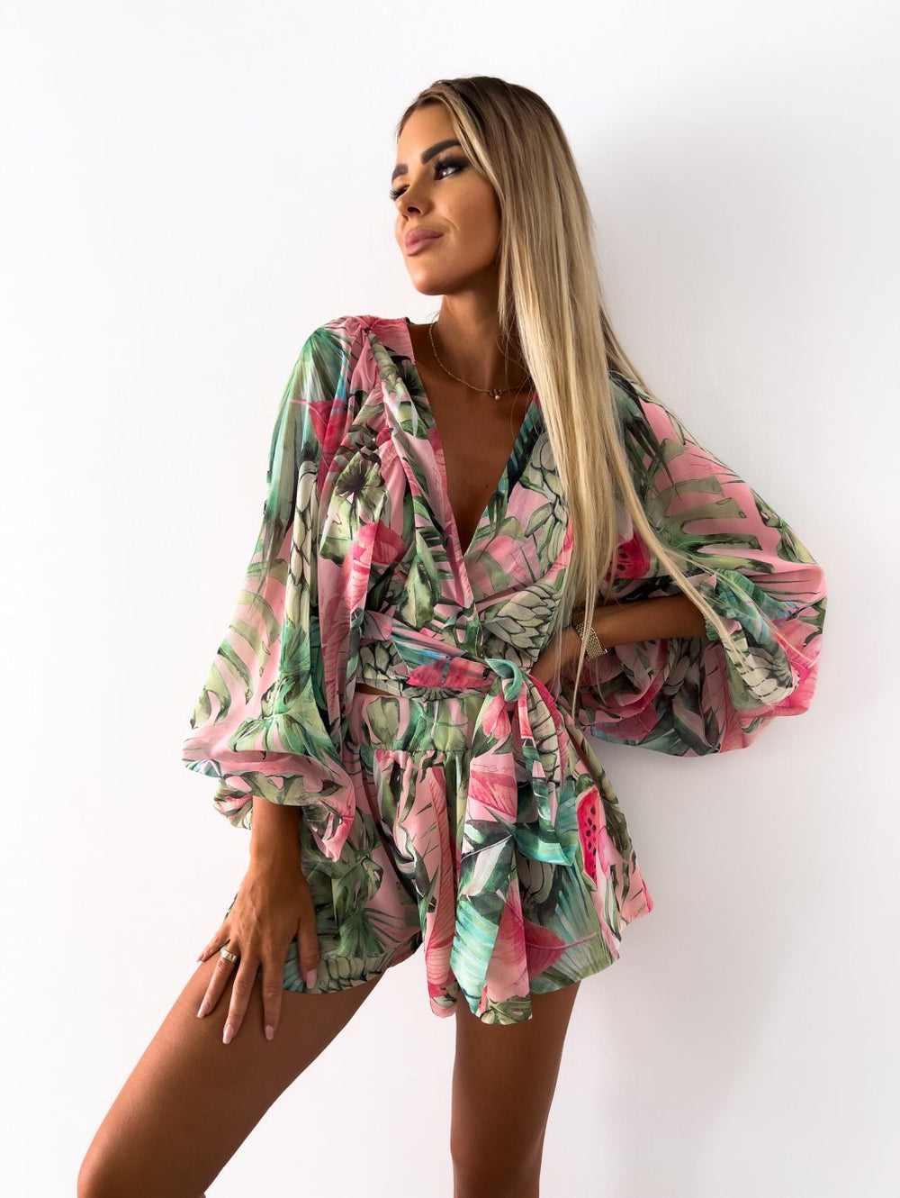 Playsuit mit Tropen-Print im sommerlichen Stil