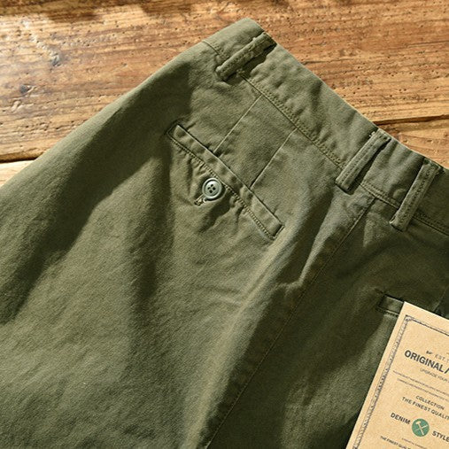 Plissierte, verkürzte Karottenhose für Herren