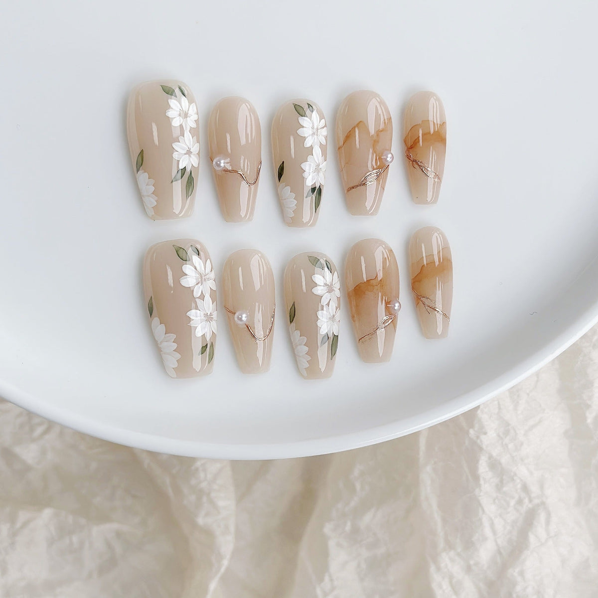 Press-on-Nagelset mit floralen Verzierungen